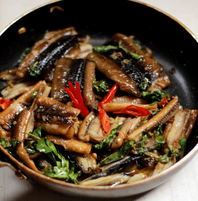 Cách nấu món lươn xào sả, ớt thơm cay cho những ngày mưa - ĐS&PL